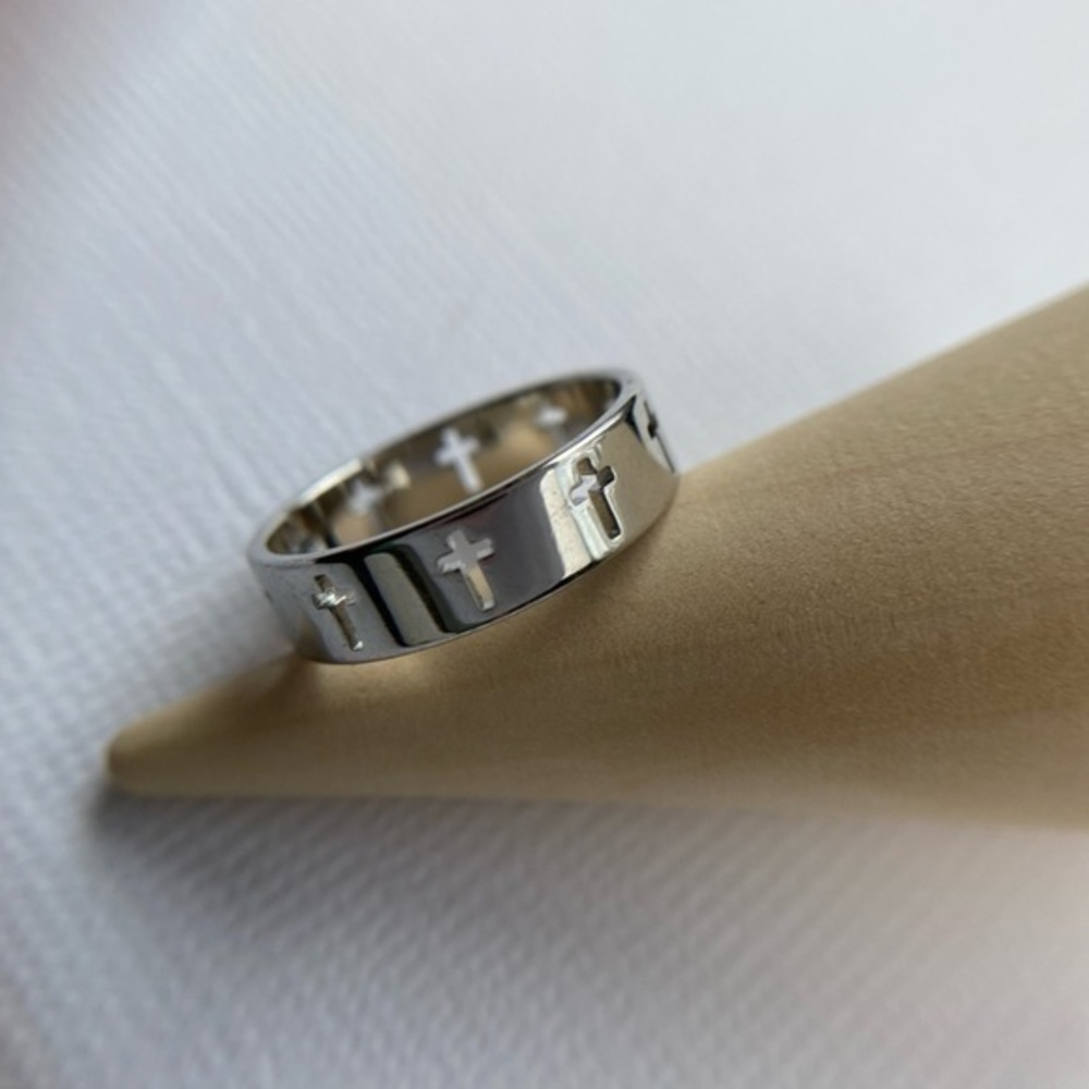 Stainless Steel cross cutout ring size 6 unisex silver tone